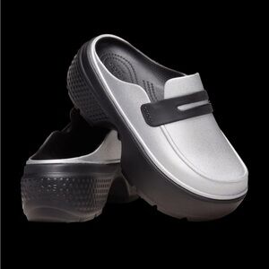 NWT CROCS STOMP METALLIC LOAFER
210363-01V SILVER / BLACK US Women’s
Size 9